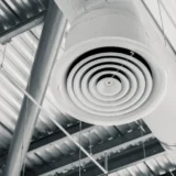 がんばる現場に、ちょうどいい空気を|工場の空調工事ガイド