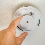 火災報知器・感知器の交換に資格は必要？取り付けのルール
